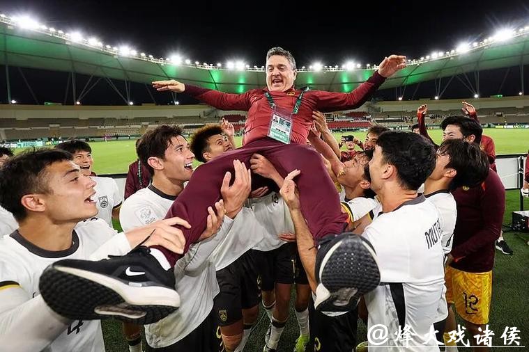 U23国足首进决赛!安东尼奥被队员高高抛起,他值得如此礼遇 U23国足首进决赛!安东尼奥被队员高高抛起,他值得如此礼遇