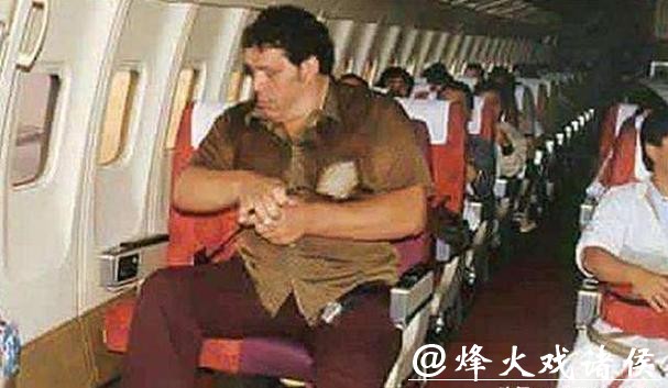 巨人安德雷：一口气喝156罐啤酒，去世后骨灰重量惊人，高达15斤